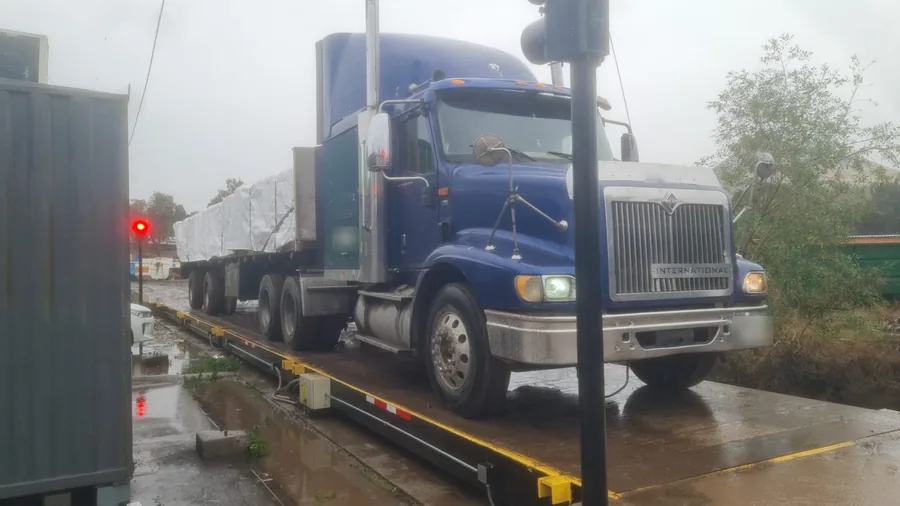 Tractocamión International azul con semirremolque cama plana